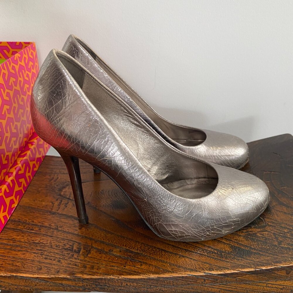 Tory Burch Pewter Jenna Metal Crack Heeled Pumps Sz 6.5